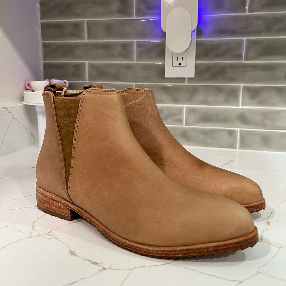 Nisolo Eva Everyday Chelsea Boot. Women’s size 8. Color Beige